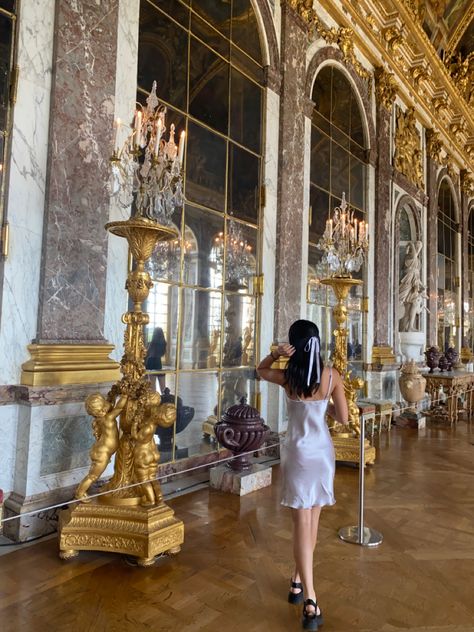 Palace Of Versailles Instagram Pictures, Versailles Aesthetic Outfit, Versaille Palace Outfit, Versailles Instagram Pictures, Versailles Aesthetic Fashion, Versailles Pictures, Castle Of Versailles Aesthetic, Palace Of Versailles Picture Ideas, Versailles Palace Outfit