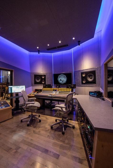 Hybe Recording Studio, Producer Room Aesthetic, Modern Music Studio, Studio Room Design, Recording Room, Music Studio Design, Music Studio Decor, Music Room Design, Home Recording Studio Setup