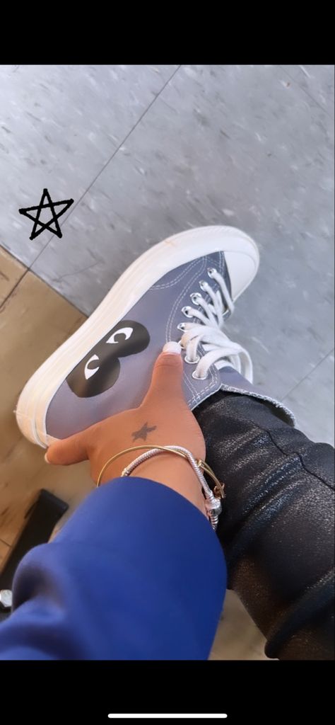 Grey Heart Converse Outfit, Gray Cdg Converse Outfit, Heart Converse Outfit Black Women, Converse Grey Outfit, Grey Comme Des Garcons Converse Outfit, Grey Cdg Converse Outfit, Cdg Converse Grey, Cdg Outfit Women, Converse Cdg Outfit Woman