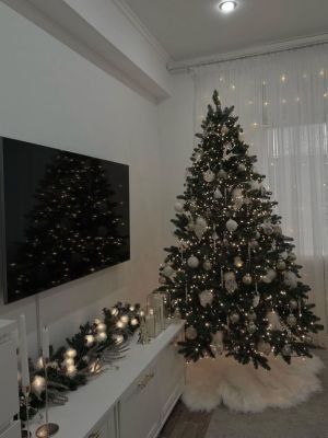 51 Best Christmas Tree Ideas - Ak Pal Kitchen Christmas Garland Placement Ideas, Christmas Tree Astethic, Christmas Decorations Ideas For Home, Christmas Decor For Apartments, Xmas Tree Ideas, Christmas Room Decor Ideas, Christmas Decor Living Room, Decor Natal, Christmas Home Decorations