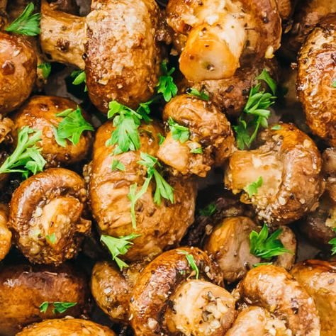 Garlic Roasted Mushrooms - Savory Tooth Garlic Roasted Mushrooms, Side Dishes Healthy, Thanksgiving Side Dishes Healthy, Mushroom Side Dishes, Christmas Side Dish Recipes, Baby Bella Mushrooms, Mushrooms Recipes, Keto Thanksgiving, Baked Mushrooms