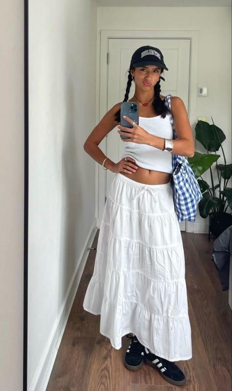 White Maxi Skirt Outfit, Looks Adidas, White Skirt Outfits, Skirt Outfit Summer, White Long Skirt, European Summer Outfits, Skandinavian Fashion, Looks Country, Long Skirt Outfits