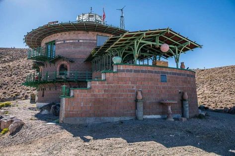 A custom-built fortress in the middle of Nevada's high desert, a two and a half hour drive from Las Vegas, is listed for $950,000. Photo: Jake Rasmuson Apocalypse House, Fortress House, Emergency Room Doctor, Nevada Desert, Apocalypse Survival, Gold Mine, Concrete House, Science Fiction Film, High Desert