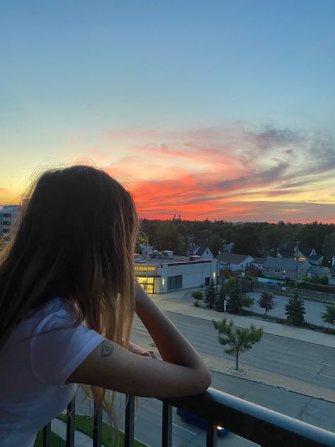 Balcony Pics Aesthetic, Aesthetic Balcony Pics, Balcony Selfie Ideas, Balcony Pictures Instagram, Balcony Poses Photo Ideas, Balcony Photoshoot Ideas, Sunset From Balcony, Balcony Picture Poses, Balcony Poses