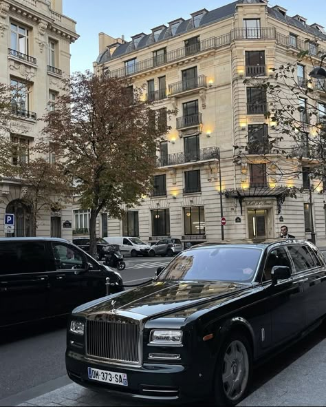 Elegant City Aesthetic, Paris Old Money, Old Rolls Royce, Qatar Travel, Royce Car, Rich Cars, Streets Of Paris, Rolls Royce Phantom, Street Racing Cars