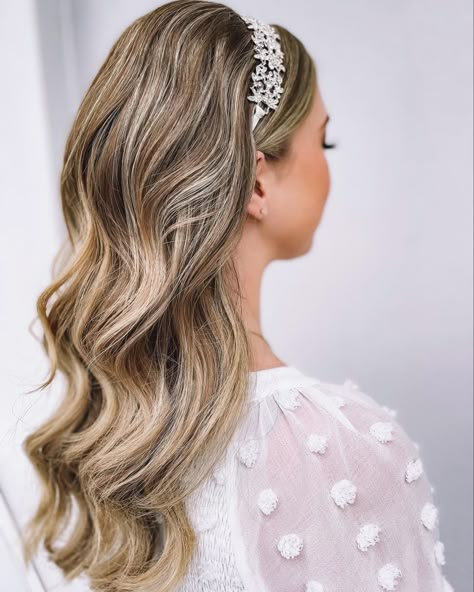 Down Bridal Hairstyles With Headband, Soft Curls With Headband, Half Up Half Down Bridal Hair With Headband, Loose Curls With Headband, Hair Down With Headband Wedding, Brides With Headbands, Glam Waves Wedding Hair Headband, Curly Bridal Hair With Headband, Glam Waves With Headband