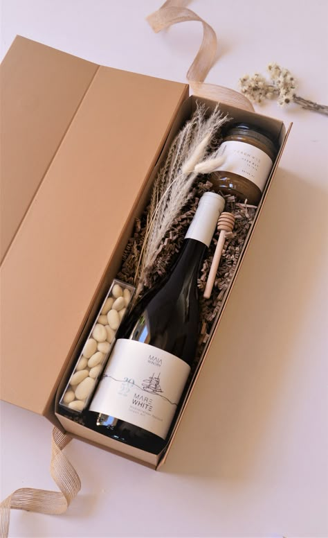 Wine Glass Gift Box Ideas, Wine Gift Packaging Ideas, Wine Packaging Design Box Ideas, Wine Present Ideas, Wine Gift Box Ideas, Packaging Box Design, Corporate Gift Ideas, Wine Gift Box, Hamper Gift Basket