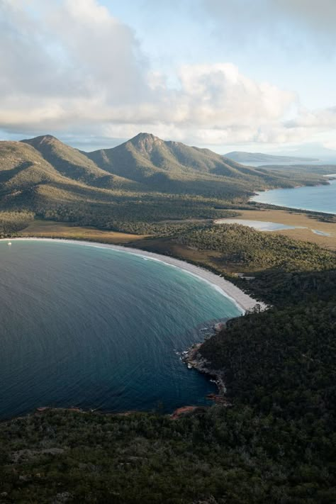 Tasmania Aesthetic, Freycinet Tasmania, Manifest Romance, Aus Travel, Wineglass Bay, Travelling Australia, Tasmania Road Trip, City Wallpapers, Tasmania Travel