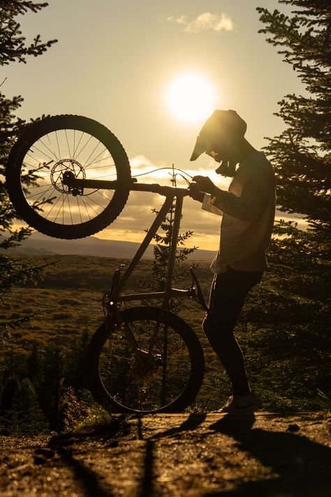 MTB at sunset in Iceland Mountain Biking Photography, Bike Photography, Sports Aesthetic, 13k Followers, Mountain Biker, Aesthetic Beauty, Mtb Bike, Extreme Sports, Awe Inspiring