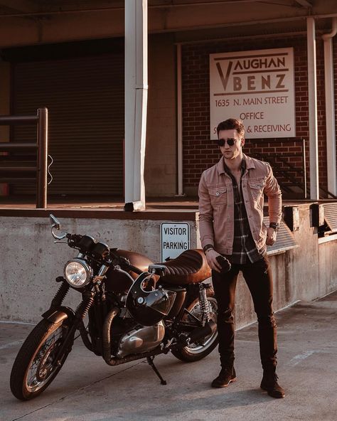 Mens Fashion Rugged Simple, 80s Womens Fashion, Bike Love, Biker Photography, Мотоциклы Cafe Racers, Biker Aesthetic, Mens Fashion Rugged, Best Mens Fashion, Rugged Style