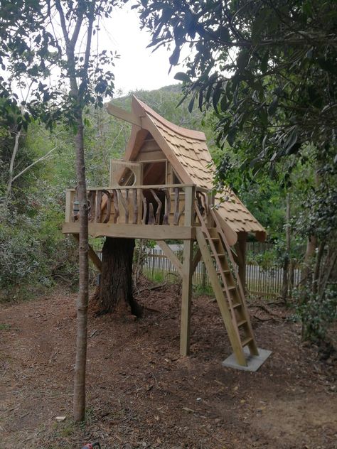 Natural Cubby House, Modern Tree House, Pallet Playhouse, Building A Treehouse, Fairy Tree Houses, Tree House Diy, Diy Playhouse, Tree House Kids, Cool Tree Houses