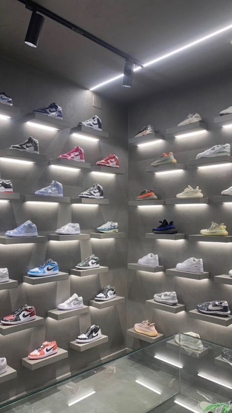 Sneaker Store Aesthetic, New Shoes Aesthetic, Nike Store Aesthetic, Shoes Shop Design Ideas, Shoes Store Design, Shoe Collection Display, Nike Decor, Botique Interiors, Store Display Design