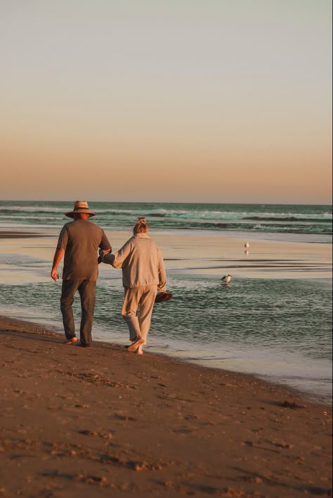 Old Cupple Pictures, Older Love Couple, Pictures Of People In Love, Old Cute Couples, Old Couples In Love Aesthetic, Beach Walk Couple, Old Couple Photos, Old Couple Pictures, Old Couples In Love