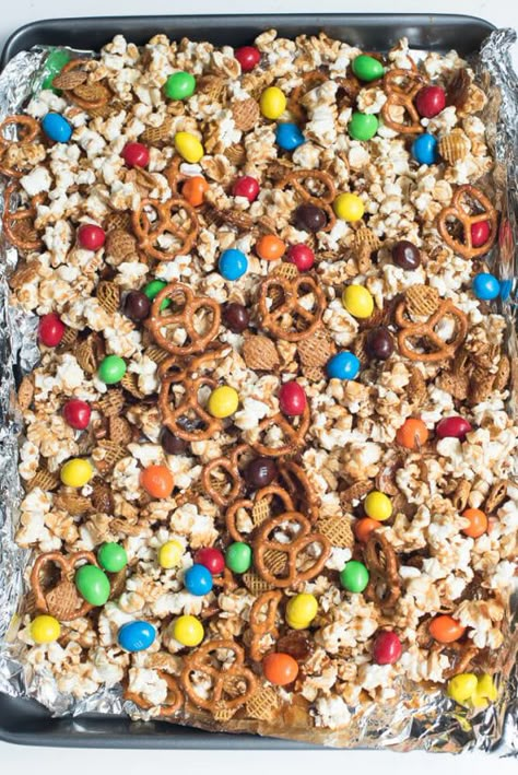 Snack Mix Recipes Popcorn, Popcorn Candy Bar Ideas, Party Snack Mix Ideas, Popcorn Mix Sweet And Salty, Easy Party Snacks Finger Foods Simple, Summer Snack Mix Ideas, Popcorn Mix Ideas, Fall Movie Night Snacks, Snack Mix With Popcorn