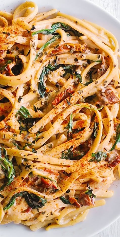 Creamy Linguine with Sun-Dried Tomato Cream Sauce Traditional Pasta Recipes, Pasta Recipes Sundried Tomatoes, Creamy Linguine, Tomato Cream Sauce Pasta, Meatless Pasta, American Food Recipes, Pasta With Spinach, Cream Sauce Pasta, Resep Pasta