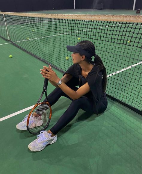 Tenis Outfits Sport, Tenis Aesthetic Sport, Sports Girl Aesthetic, Tennis Aesthetic Outfit, Tennis Girl Outfit, Badminton Outfit Women, Tennis Pose, Morning Aesthetic Routine, Old Money Tennis