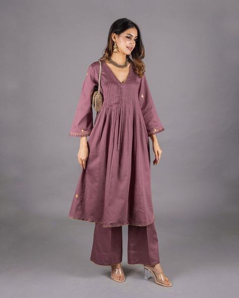 Ethnic Outfit For Women, Pant Kurta For Women, Onion Colour Suit, Side Pleated Kurti Designs, Onion Colour Dress, Trendy Suit Designs For Women, Kurta Palazzo Designs, Onion Colour Saree, Kurta Pants For Women Design