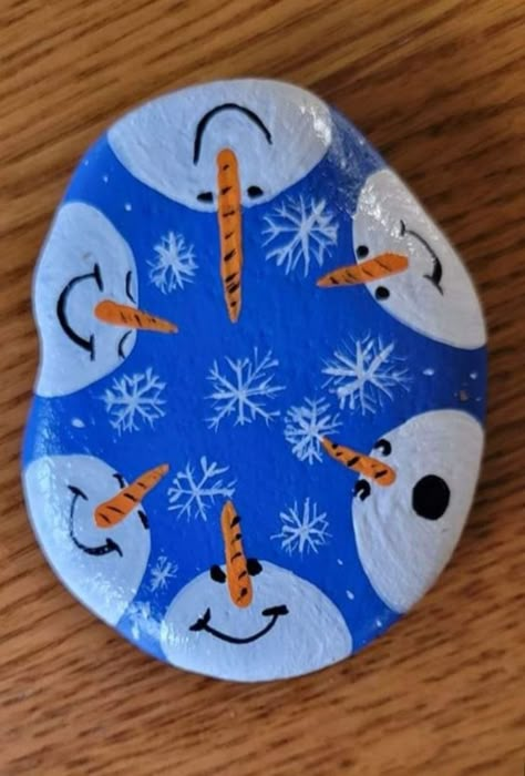 Winter Rock Painting Ideas, Winter Rocks, Christmas Painted Rocks, Christmas Pebble Art, Rock Designs, Christmas Rocks, Diy Rock Art, Rock Gifts, Festive Crafts