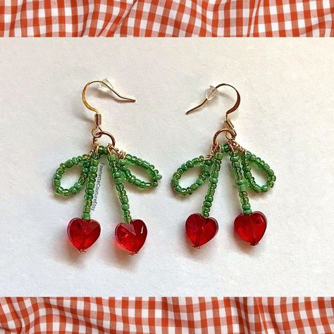 Cherry Bow Earrings 🍒♥️ Handmade dangle earrings.... - Depop Cherry Jewelry Diy, Cherry Bead Earrings, Diy Cherry Earrings, Beaded Bow Earrings, Bow Earrings Diy, Diy Dangle Earrings, Seed Beads Earrings, Anting Manik, Diy Earrings Easy