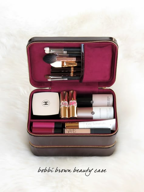 The Beauty Look Book - Bobbi Brown Beauty Travel Case                                                                                                                                                                                 More Make Up Travel Case, Make Up Kits, Alat Makeup, Makeup Organization Vanity, Travel Makeup Bag, Makeup Travel Case, Makeup Bag Organization, Trendy Makeup, Beauty Case