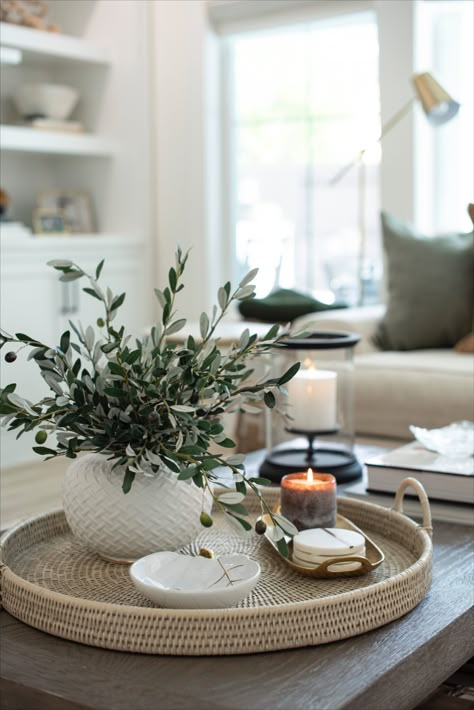 Ideas and Inspo on how to style your living room coffee table for Fall using woven basket trays, candles, and Fall foliage. Round Tray Decor, Living Room Tray, Round Coffee Table Decor, Table Tray Decor, Style A Coffee Table, Coffee Table Decor Tray, Coffee Table Decor Living Room, Coffee Table Plants, Decor Tray