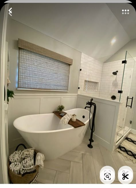 Soaker Tub Shower Combo, Bathroom Design Farmhouse, Tub Shower Combo Remodel, Basement Bathrooms, Paint Colors Bathroom, Bathroom Interior Design Luxury, Half Bathroom Ideas, Small Master Bath, Design Bathroom Ideas