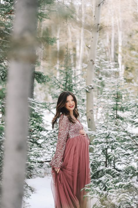 Maternity Pictures 2017 - Stephanie Lee Connor #maternitystyle #asos #thebump #winter #winterphotoshoot Connor Lee, Snow Maternity Photos, Winter Pregnancy Photoshoot, Poses Christmas, Winter Maternity Pictures, Winter Maternity Shoot, Maternity Photography Winter, Maternity Photography Outfits, Stephanie Lee