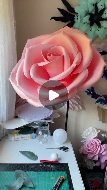 Large Paper Flowers Diy Easy, Giant Flower Decoration, Big Flowers Diy, Large Foam Flowers, Foam Flowers Diy, Paper Flowers Craft Tutorial, Diy Flower Decorations, Giant Foam Flowers, Flower Foam Diy