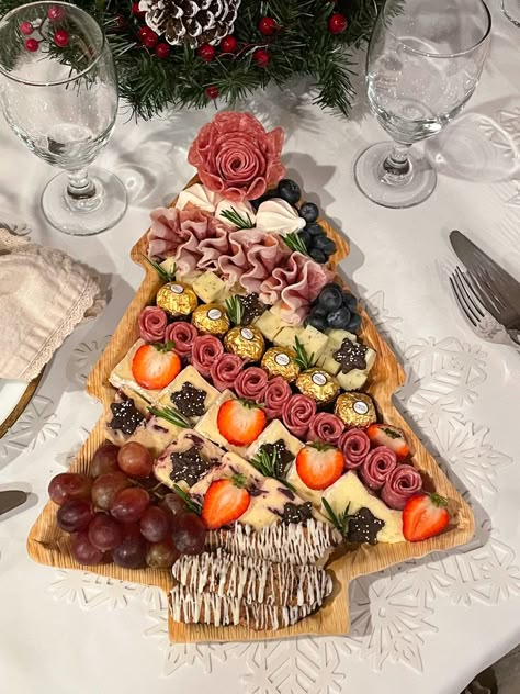 17x 12 palm leaf board, Charity Leaf Cheese Christmas Tree Platter, Pineapple Tree Charcuterie, Cuchutery Board Christmas, Pineapple Christmas Tree Charcuterie, Christmas Tree Crudite Platter, Food Wreath, Charcuterie And Cheese Board, Charcuterie Recipes, Christmas Appetizers