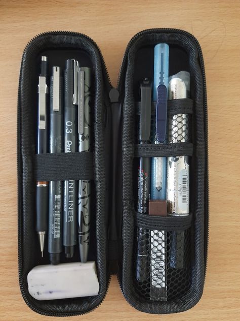 Emo Pencil Case, Black Pencil Case Aesthetic, Art Pencil Case, Dark Academia Pencil Case, Grunge Pencil Case, Pencil Case Tour, Whats In My Pencil Case, Aesthetic Pencil Cases, Pencil Case Essentials