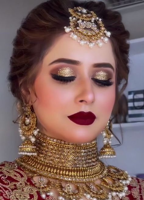 Latest Bridal Makeup Indian, Barat Makeup Look, Haldi Eye Makeup Look, Bridal Eye Makeup Indian, Bridal Dupatta Setting, Pakistani Bride Makeup, Bridal Makeup Looks Indian, Mehndi Look For Bride, Pakistani Bridal Look