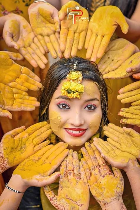 Haldi Dulhan Pose, Haldi Closeup Photo, Haldi Girls Shoot, Muslim Haldi Bride, Dulhan Haldi Pose, Haldi Shoot Poses, Haldi Photography Ideas For Bride, Haldi Ceremony Bride, Haldi Bride Poses