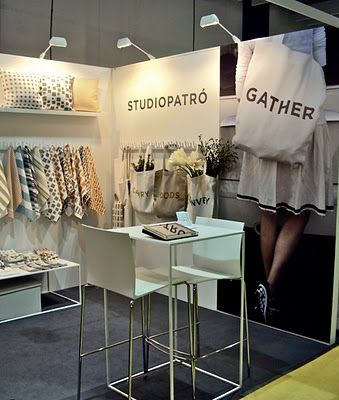 Booth Design Fashion, Small Booth Design, Bazaar Booth, Apple Display, Vendor Booth Display, Stand Feria, Show Booth Design, Festival Booth, Fashion Showroom