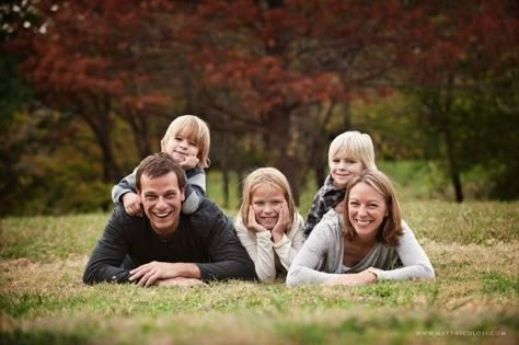 Family Of 5 Poses, Large Family Poses, Family Pictures Ideas, Cute Family Pictures, Picture Pose Ideas, Large Family Photos, Extended Family Photos, Family Photo Poses, Family Photoshoot Poses