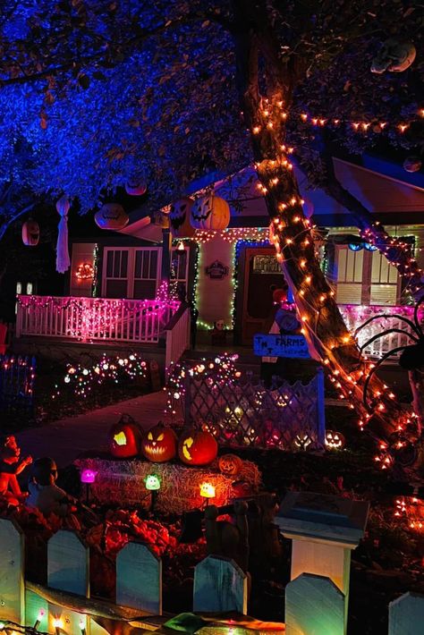 Halloween Aesthetic House, Bright Halloween Decor, Halloween House Aesthetic, Halloween House Exterior, Halloween Exterior Decorations, Halloween Exterior Decor, Halloween Decorated House, Halloween House Decorations Outdoor, Halloween Asethic