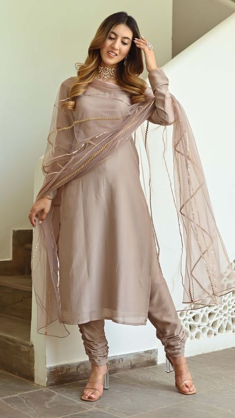 Girls Suits For Women Indian, Stylish Kurtis Design, Trendy Outfits Indian, Comfortable Blouses, Long Kurti Designs, Desi Fashion Casual, Pakistani Fancy Dresses, Silk Kurta, Simple Pakistani Dresses