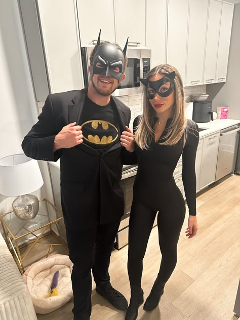 Superhero Couples Costumes, Ropa Color Neon, Catwoman Halloween Costume, Superhero Halloween Costumes, Batman Halloween, Cute Couple Halloween, Halloween Parejas, Classy Halloween Costumes, Halloween Fits