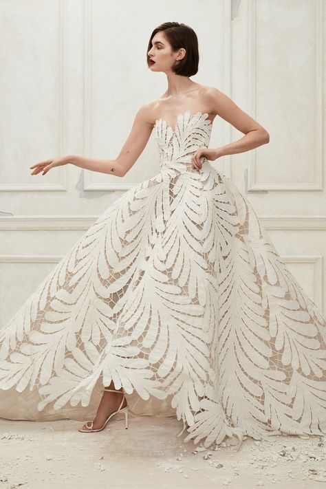 Oscar de la Renta Bridal Fall 2019  collection, runway looks, beauty, models, and reviews. Autumn Bridal, Most Beautiful Wedding Dresses, Gaun Fashion, Beauty Dress, Bridal Fashion Week, Fall Wedding Dresses, Best Wedding Dresses, Moda Vintage, Gorgeous Gowns