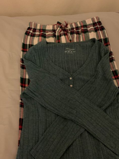 Pajamas For Winter, Cute Pjs Winter, Cute Pajamas Winter, Dark Academia Pjs, Aesthetic Christmas Pajamas, Comfy Pajama Outfits, Winter Pjs Aesthetic, Pyjamas Aesthetic Winter, Pjamamas Aesthetic