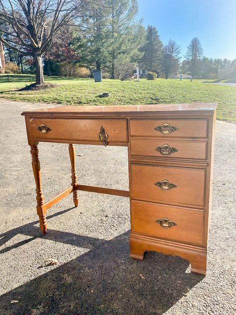 Farmhouse Vanity Desk, Farmhouse Desk Colors, Wooden Desk Makeover Diy, Two Toned Desk Makeover, Refurbished Desk Ideas Wood, Refinish Wood Desk, Repainted Desk Ideas, Refinishing Desk Ideas, Refinished Antique Desk