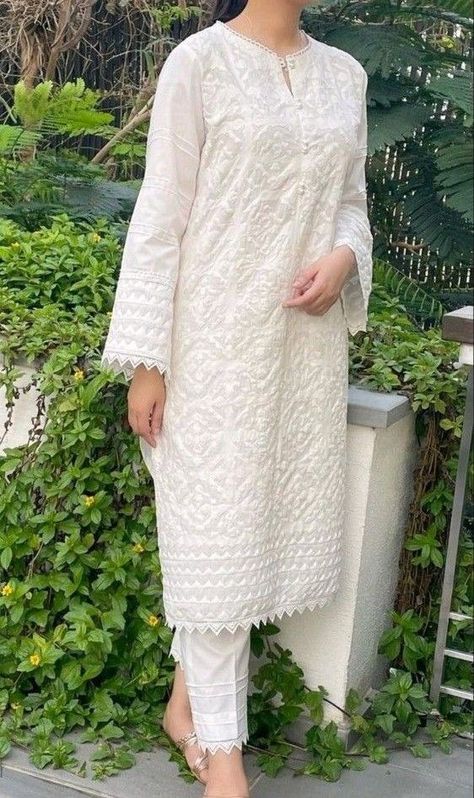 White Pakistani Dress, White Dress Design, White Kameez, Chicken Suits, Dress Design Pakistani, Chicken Dress, Stylish Kurtis Design, Lace Dress Design, Simple Kurta Designs