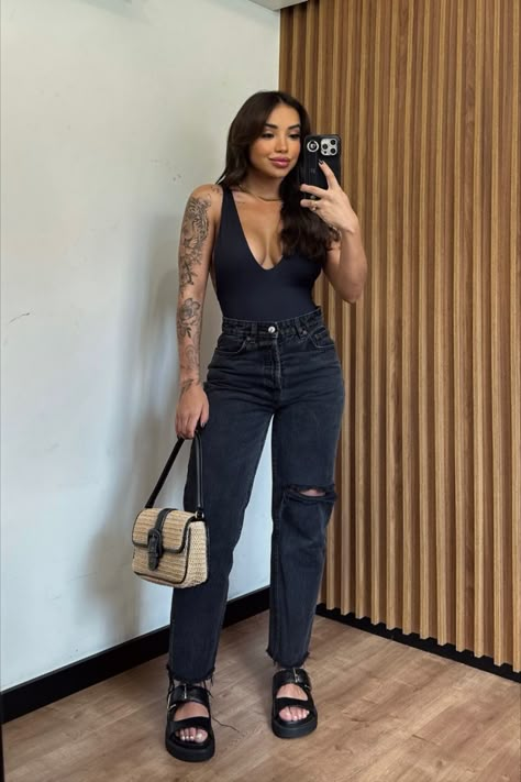 Outside Bar Outfit Ideas, Cute Casual Bartending Outfits, Bar Summer Outfit Night, Cozy Bar Outfit, Sunday Jeans Outfit, Work Convention Outfits Summer, All Black Outfit Summer Night, All Black Summer Outfits Going Out, Casual Summer Bar Outfits