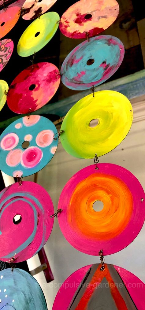 Craft Projects Using Old Cds, Recycled Art Painting, Crafts With Dvds Old Cds, Upcycle Old Cds, Things To Do With Cds Diy, Upcycling School Project, Garden Decor Diy Recycle Yard Art, Art Projects Using Old Cds, C D Crafts Old Cds