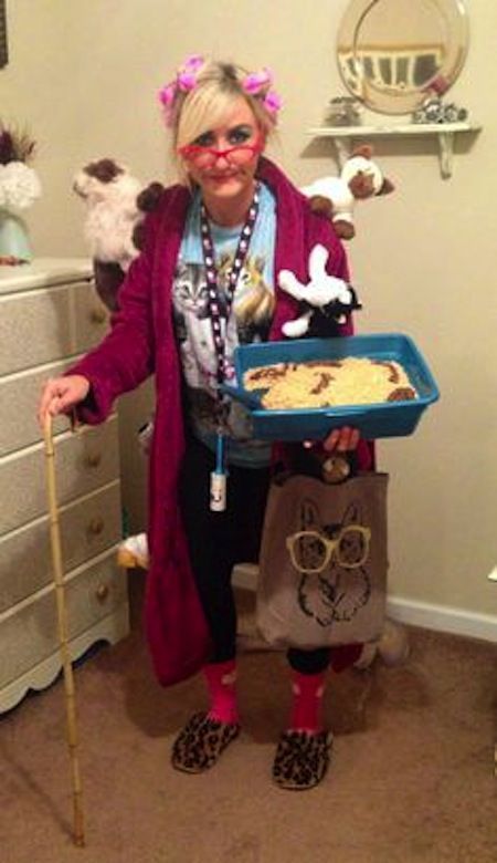 Crazy Cat Lady Halloween Costume, Crazy Cat Lady Halloween, Cat Lady Costume, Crazy Cat Lady Costume, Crazy Halloween Costumes, Creative Halloween Costumes Diy, Meme Costume, Old Lady Costume, Baby Kostüm