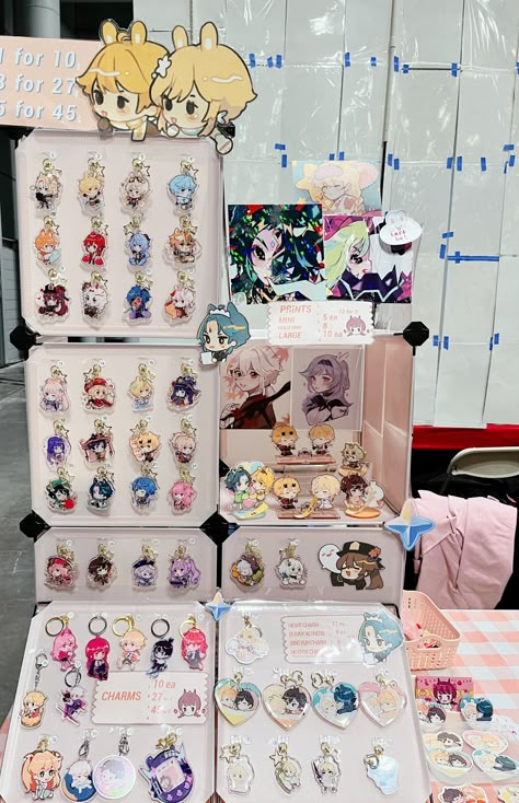 Anime Vendor Booth, Keychain Booth Display, Keychain Booth Display Ideas, Artist Alley Keychain Display, Artist Alley Charm Display, Anime Booth Display, Art Alley Display, Keychain Stand Display, How To Display Keychains