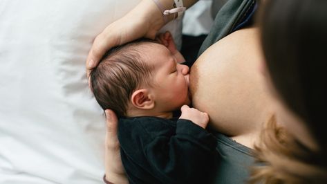 Here's what the sucking reflex in babies looks like, why it happens and how long it lasts. Mom Breastfeeding Baby, Mother And Baby Images, Mother Feeding Baby, Mother Baby Photography, Mother Feeding, Foto Cewek Hijab Aesthetic, Breastfeeding Mom, Newborn Feeding, Breastfeeding Baby