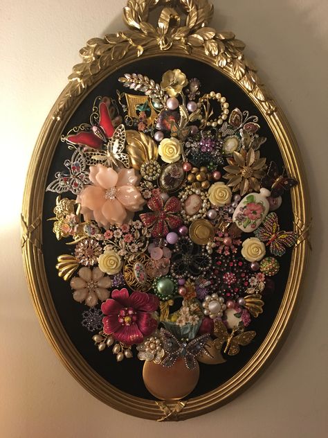 Brooch Decorating Ideas, Broach Display Ideas Diy, Shadowbox Jewelry Display, Brooch Craft Ideas, Crafts With Brooches Old Jewelry, Brooch Art Projects, Crafts With Jewelry Diy Projects, Crafting With Old Jewelry, Upcycled Picture Frames Ideas