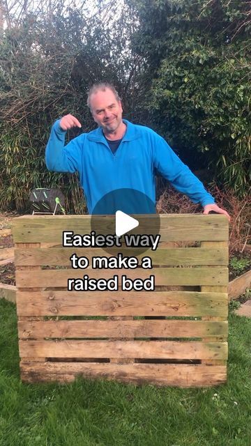 Simon Akeroyd on Instagram: "Simple and free way to create a raised bed. Couldn’t be easier. Pallets are easy to get hold of and are usually free. Use heat treated pallets (look for HT logos or similar on the pallet) as opposed to ones treated with wood preservative. They are ideal for planting strawberries or sowing types of salad leaves, mini beetroot leaves, rocket, radishes, herbs and so much more #nodiggardening #nodig #gardening #growyourown #vegetablegardeningforbeginners #vegetablegardening" Pallet Garden Box, Planting Strawberries, Easy Raised Garden Bed, Easy Garden Beds, Smart Gardening, Making Raised Garden Beds, Raised Herb Garden, Palette Garden, Herb Garden Pallet