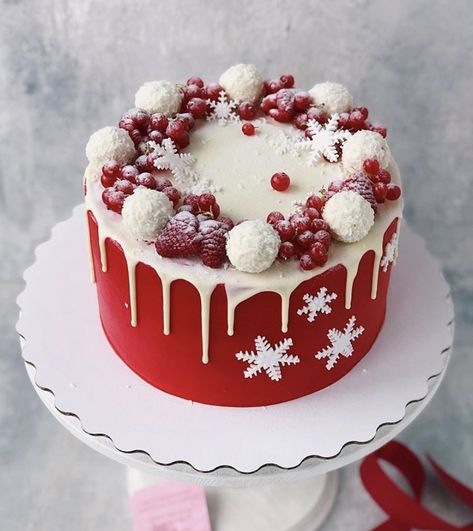 Xmas Cake Designs, New Years Cake Design, Winter Themed Cakes, Christmas Theme Cake Ideas, Red Christmas Cake, Simple Christmas Cakes, New Year Cake Design, Winter Cake Decorating, Cute Christmas Cake