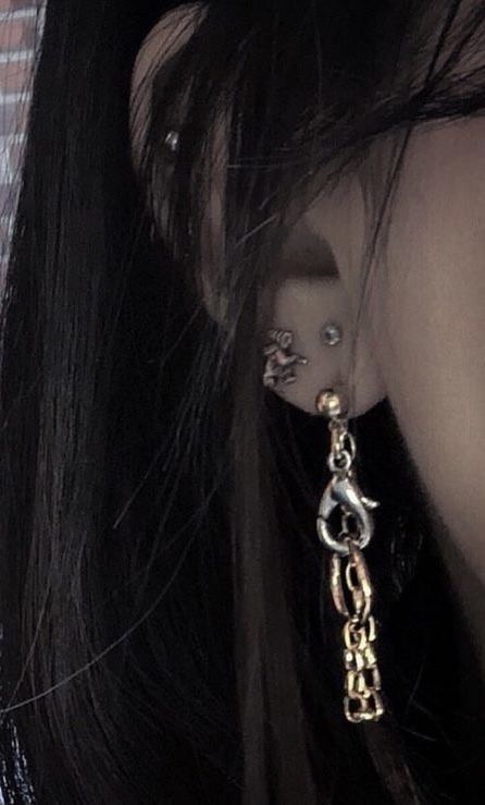 Punk Girl Aesthetic, Grunge Hairstyle, Ideas Habitaciones, Grunge Jewelry, Punk Girl, Stacked Jewelry, Jewelry Images, Grunge Aesthetic, Ear Jewelry